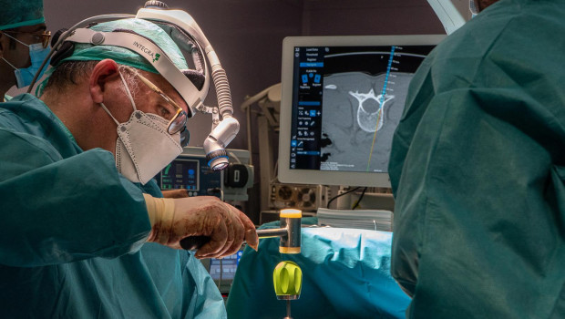 El doctor David Farrrington, durante la operación en el Sagrado Corazón de Sevilla