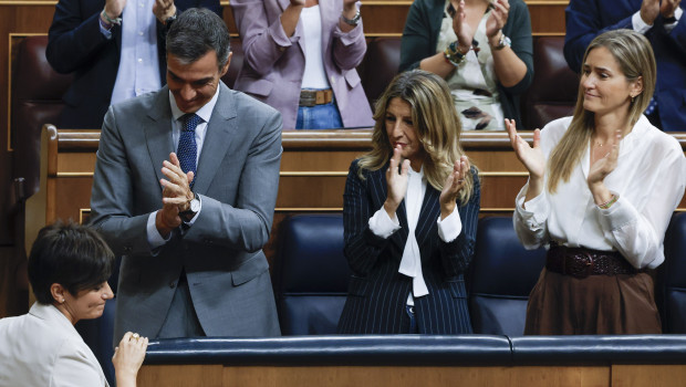 Pedro Sánchez aplaude a la ministra de Vivienda, Isabel Rodríguez