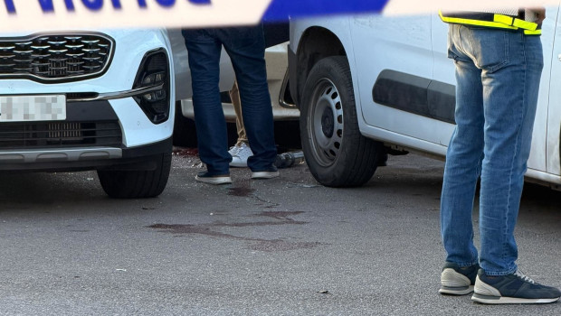 La Policía retira el vehículo del empleado de la empresa de limpieza de Almería tiroteado a la salida de las instalaciones del Punto Limpio, en el Polígono Sector 20 de la capital.