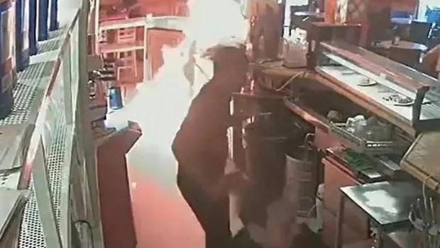 Momento del incendio en la cafetería Las Postas