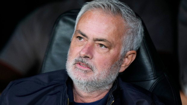 Mourinho reflexiona sentado en el banquillo del Bernabéu