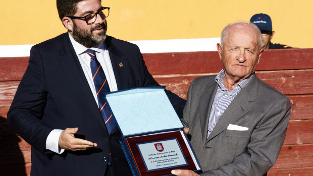 Andrés Hernando, a la derecha de la imagen, en un homenaje que recibió en octubre de 2022
