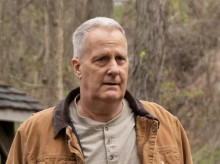 American Rust (Movistar+)
La misma fórmula de estrenar un capítulo cada lunes sigue Movistar+ con American Rust, la serie en la que Jeff Daniels (The Newsroom) se mete en la piel del jefe de policía de un pueblo industrial estadounidense. Su vida cambia de golpe cuando acusan a su hijo Billy de asesinato. Por el momento podemos ver la mitad de este drama con toques de thriller: cuatro de sus ocho capítulos ya están disponibles bajo demanda en la plataforma de televisión.