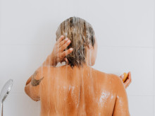 Una mujer dándose una ducha