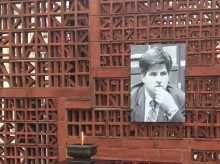 Imagen de Gregorio Ordoñez en el Parlamento vasco el pasado mes de enero.

El pleno del Parlamento Vasco ha guardado este viernes un minuto de silencio en memoria del parlamentario del PP Gregorio Ordóñez, asesinado el 23 de enero de 1995 por ETA.

POLITICA ESPAÑA EUROPA PAÍS VASCO AUTONOMÍAS