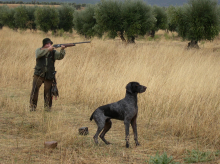 Un cazador, junto a su perro