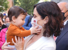 La presidenta Isabel Díaz Ayuso con un niño