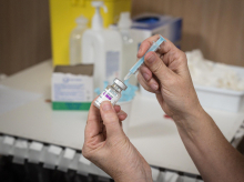 Las vacunas ayudan a reducir el riesgo de hospitalización y muerte por la covid