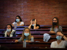 Estudiantes esperando antes del primer examen de la selectividad en Baleares