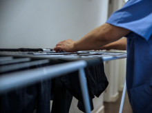 Una empleada del hogar realiza su trabajo en un domicilio de Madrid