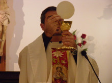 Un sacerdote impartiendo la Eucaristía
