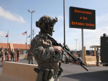 Agentes de la Oficina de Aduanas y Protección Fronteriza de EE.UU. en la frontera entre Estados Unidos y México