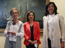 La ministra de Defensa, Margarita Robles (c), junto a la nueva directora del Centro Nacional de Inteligencia (CNI), Esperanza Casteleiro (d), y a la directora destituída, Paz Esteban (i)