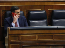 El presidente Pedro Sánchez hablando con su teléfono móvil