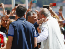 Don Juan Carlos saluda al alcalde de Sanxenxo, Telmo Martín