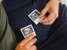 Una mujer embarazada con dos ecografías