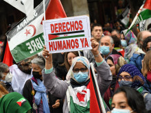 Varias personas, con banderas saharauis, participan en una manifestación frente al Ministerio de Asuntos Exteriores, el 26 de marzo de 2022, en Madrid