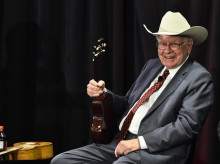 El multimillonario Warren Buffett, mientras se prepara para tocar el ukelele