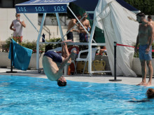 Un hombre se tira de cabeza al agua en la piscina municipal de Casa de Campo