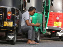 Los vehículos de traslado típicos de Sri Lanka no pueden circular por la escasez de combustible