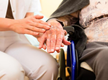 Una enfermera acompaña a una usuaria en una residencia de mayores