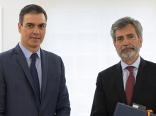 Pedro Sánchez, presidente del Gobierno, junto a Carlos Lesmes, presidente en funciones del CGPJ