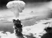 Nube de hongos sobre Nagasaki, Japón, tras el lanzamiento de la segunda bomba, 9 de agosto de 1945