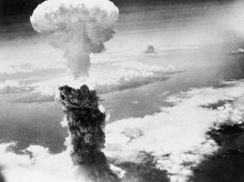 Nube de hongos sobre Nagasaki, Japón, tras el lanzamiento de la segunda bomba, 9 de agosto de 1945