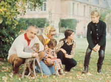 Raniero de Mónaco junto a Grace Kelly y sus hijos la princesa Carolina de Mónaco, el príncipe Alberto y la princesa Estefanía