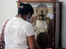 Una mujer reza frente a la imagen de Jesucristo en la catedral de Matagalpa el pasado 5 de agosto