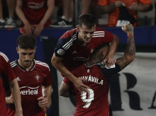 El delantero de Osasuna Aimar Oroz (c) celebra su gol, el segundo gol del equipo navarro ante el Sevilla FC
