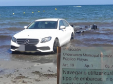 Duele ver un Mercedes Clase C nuevo varado en el mar