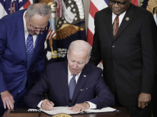 Biden firma la Ley de Reducción de la Inflación con el líder de la mayoría del Senado, Charles Schumer