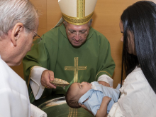 El obispo de Getafe ha bautizado este domingo a catorce bebés rescatados del aborto. Más Futuro.