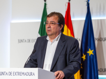 Fernández Vara (PSOE) hace un elogio de Juan Carlos I delante de Pedro Sánchez