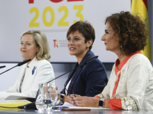 La portavoz del Gobierno, Isabel Rodríguez junto a la vicepresidenta primera, Nadia Calviño y la ministra de Hacienda, María Jesús Montero