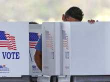 Un votante rellena su papeleta en Kissimmee (Florida) en las elecciones de medio mandato de Estados Unidos