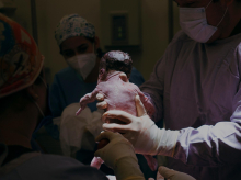 Un bebé en el momento del parto