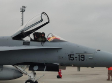 El piloto de un caza F-18 español muestra la bandera española tras aterrizar en Rumanía para una nueva misión con la OTAN