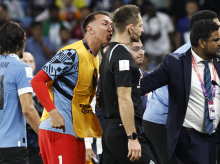 El portero Muslera persigue al árbitro al final del partido que eliminó a Uruguay