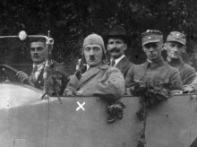 Adolf Hitler en una gira propagandística en 1923