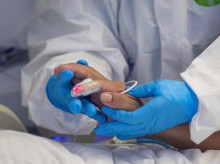 Un médico atiende a un paciente.