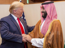 El príncipe heredero de Arabia Saudita, Mohammed bin Salman (D), estrecha la mano del entonces presidente de los EE.UU., Donald Trump (2019)