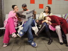 Gente en pijama en el metro de Bruselas para una campaña publicitaria