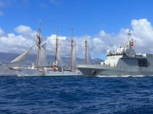El buque escuela Juan Sebastián de Elcano navega junto al buque de acción marítica Meteoro en aguas de Canarias
