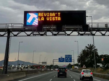 Panel luminoso en catalán en una autovía