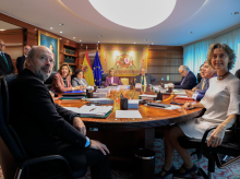 Los magistrados del Tribunal Constitucional Juan Carlos Campo (i) y Laura Díez Bueso (d) asisten al primer Pleno jurisdiccional de la institución tras la XIV renovación de la misma, este martes en Madrid. EFE/ Zipi