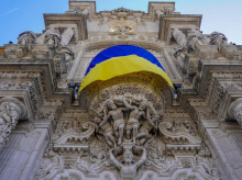 La bandera nacional de Ucrania luce en la fachada del Palacio de San Telmo, sede de la Presidencia de la Junta de Andalucía, en una imagen de archivo
