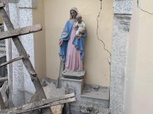 En la catedral de Iskenderun, devastada por el terremoto, la Virgen maría se ha mantenido en pie