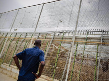 Un inmigrante, frente a la valla de Melilla